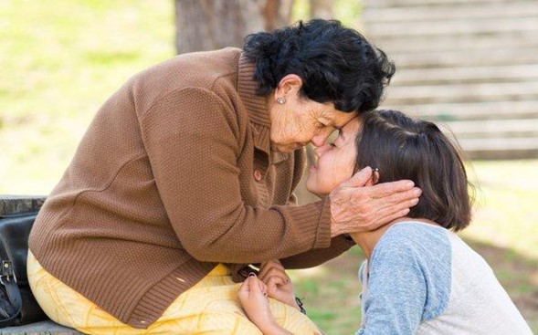 abuelita  y un niño