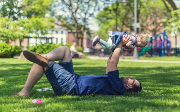 papa y bebe jugando 